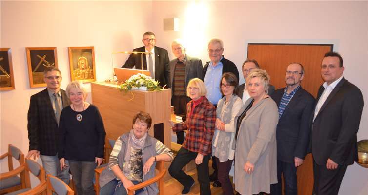 Vorstandsmitglieder des Fördervereins sowie die Einrichtungsleitung mit der neuen Orgel. privat