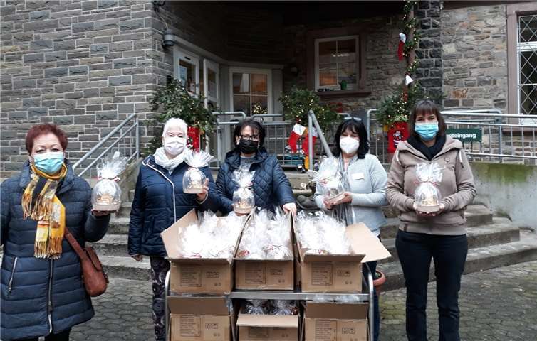 Vorstandsmitglieder des Fördervereins überbrachten für jeden Bewohner von St. Josef ein Weihnachtspräsent.Foto: privat