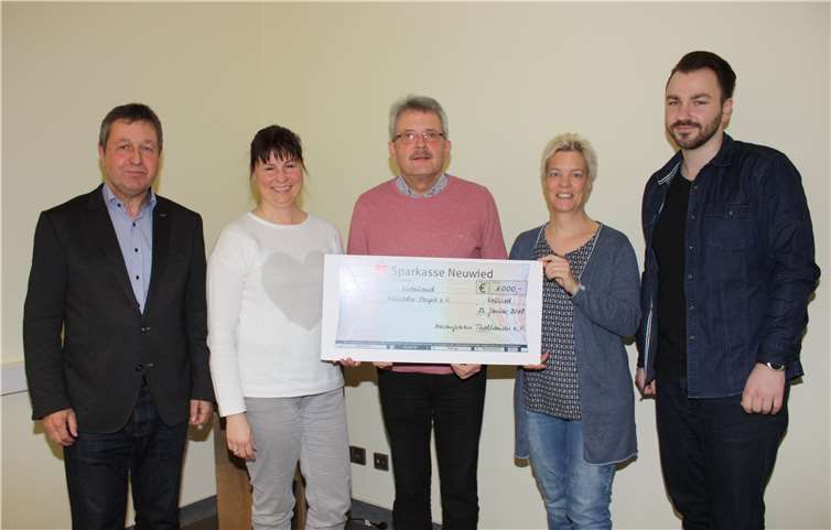 Vorstandsmitglieder des Gesangvereins Thalhausen überreichten Hans-Peter Knossalla vom Hospizverein Neuwied 1000 Euro.Hospizverein