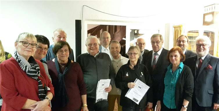 Vorstandsmitglieder mit den Jubilaren Marianne Homscheid, Hans-Ludwig Homscheid, Siegried von der Gönn, Dieter Schwabe, Heribert Wiesemann und Klaus-Jürgen Strauch sowie den Gästen Pastor Bernd Peters, Bürgermeister Heinrich Freidel und Kreisvorsitzender Hans-Werner Kaiser.  privat