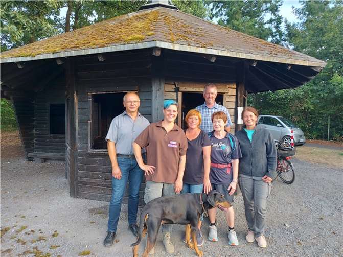 Vorstandsmitglieder und Hüttenwartin Merle Schlobinski.  Foto: privat
