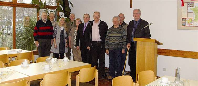 Vorstandsmitglieder und Revisoren bei den Neuwahlen (v.l.n.r): Wilfried Hofmann, Beisitzer; Gerhard Rothe, Revisor; Angelika Reiner, Schriftführerin; Jochen Schumacher, stellv. Vorsitzender; Christa Eich, Beisitzerin; Friedrich Weber, Vorsitzender; Karl-Heinz Knappe, Revisor; Herbert Klubertz, Beisitzer: Berthold Schmidt, Kassenverwalter; Manfred Ehrenstein, Beisitzer. Nicht im Bild: Ulrike Marker, stellv. Revisorin. privat