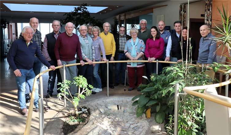 Vorstandsmitglieder und Unterstützer besichtigen den kleinen Bachlauf im Foyer des Hauses, der mit Mitteln des Fördervereins aktuell saniert wird. Foto: Uli Schmidt