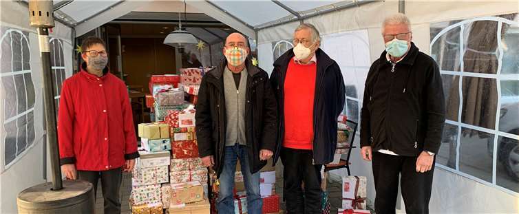 Vorstandsmitglieder von Pro Mendig e.V. übergeben die Päckchenlieferung: (v.l.) Edit Lanz, Hans-Bernd Hombach, Karl Gunkel (1. Vorsitzender) und Tony May. Fotos: Bildrechte bei Pro-Mendig e.V.
