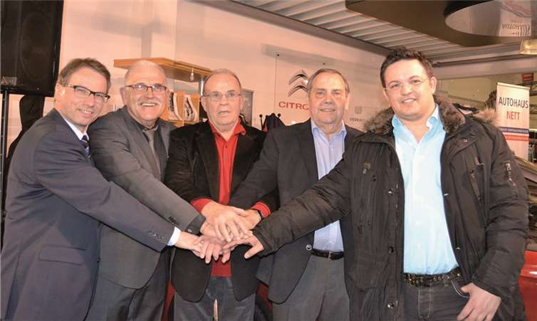 Vorstandsmitglieder von TuS Mayen und SV Rheinland Mayen verabredeten, eine gemeinsame Mannschaft gegen Eintracht Trier aufzustellen. (V.l.) Oberbürgermeister Wolfgang Treis, Hans Molitor, Hans Werner Giel, Herwig Weiner und Trainer Markus Mannebach. Ute Weiner