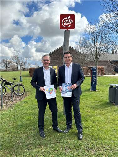 Vorstandssprecher Burchard Kraus (links) und Vorstandsmitglied Mathias Lutz (rechts) berichten über das Jahr 2022, blicken auf 2023 und stellen den erstmalig veröffentlichten Nachhaltigkeitsbericht vor. Foto: Raiffeisenbank Voreifel eG