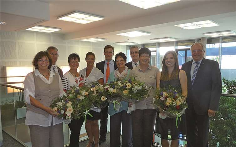 Vorstandssprecher Franz-Jürgen Lacher (r.) und Vorstandsmitglied Andreas Harner (2. v.li.) gratulierten den Jubilaren Birgit Noll (5.v.re), Karin Richter (li.), Helmut Schug (4. v.re.), Heike Fischer (3.v.li), Ute Fischer (3. v.re.), Andrea Schopp (4.v.li.), Oliver Jamnn (5. v.li.) Juliane Rose und Anne Schneider (2. v.re.). privat