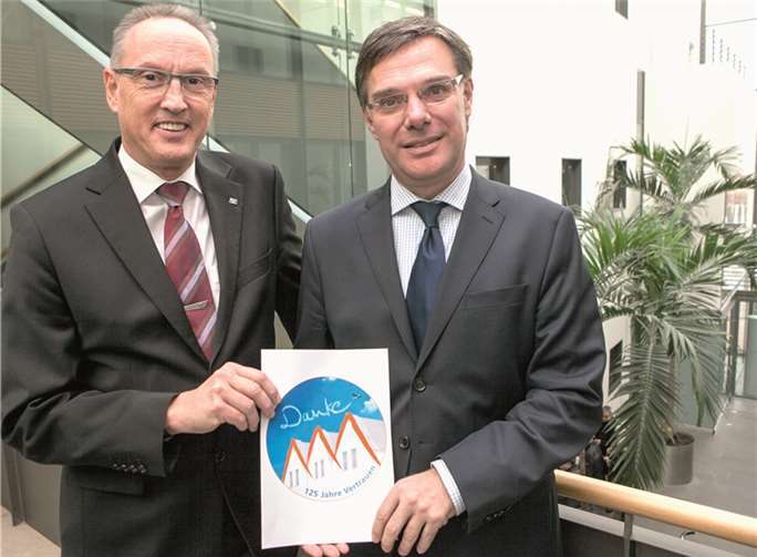 Vorstandssprecher Heinz Haubrichs (l.) und Vorstandsmitglied Burkhard Kraus von der Raiffeisenbank Rheinbach Voreifel eG blicken auf ein erfolgreiches Jahr 2013 zurück. Sie freuen sich auf das Jubiläumsjahr 2014, in dem das genossenschaftliche Kreditinstitut seinen 125. Geburtstag feiert. JOST
