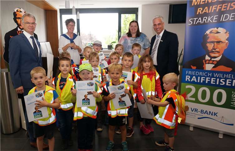 Vorstandssprecher der VR-BANK Andreas Harner und Vertriebsleiter Andreas Schwab freuten sich über den Besuch des evangelischen Kindergartens Oberbieber. privat
