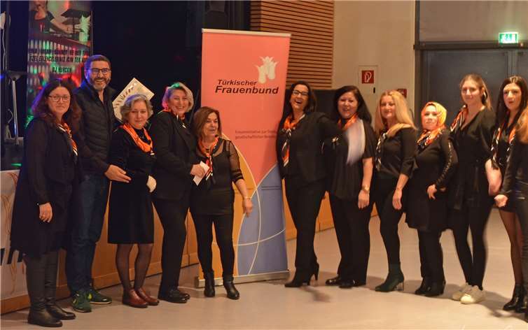 Vorstandsvorsitzende Nuriye Varli (mitte), mit Cihad Taskin, Geschäftsführer von DIL Konzepte (2.v.l.) mit dem Organisationsteam rund um Melike Kaya (3.v.l.) und Özlem Özdas (4.v.l.). Foto: Andrea Wertz