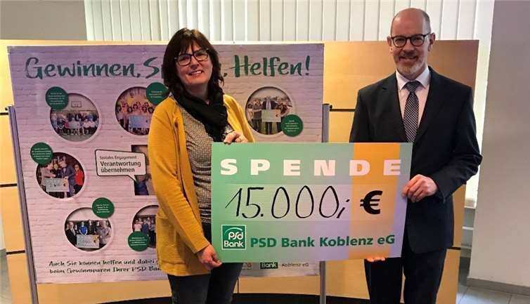 Vorstandsvorsitzender Bernd Schittler überreichte Susanne S. ihren Gewinn. Foto: PSD Bank Koblenz eG
