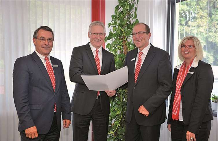 Vorstandsvorsitzender Dieter Zimmermann (2. v. l.), Marktbereichsleiter Michael Weltken (links) und Geschäftsstellenleiterin Silke Seul (rechts) gratulierten Gerd Söller (2.v. r.) zum Dienstjubiläum.Privat