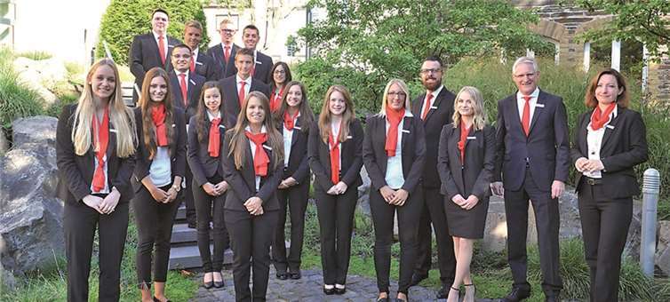 Vorstandsvorsitzender Dieter Zimmermann (2. v. r.), Ausbildungsleiterin Katja Figura (r.) und Weiterbildungsleiter Michael Bick (4. v. r.) begrüßten die neuen Auszubildenden bei der Kreissparkasse. privat