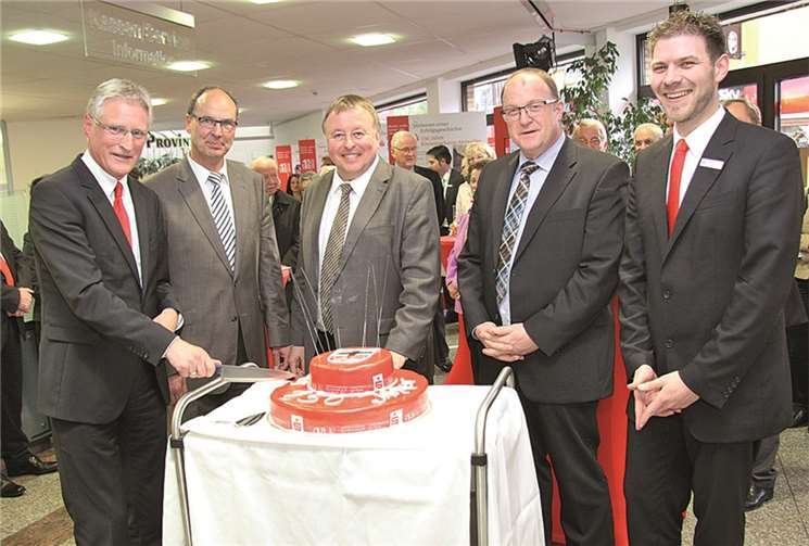 Vorstandsvorsitzender Dieter Zimmermann (l.) schneidet im Beisein von Landrat Dr. Jürgen Pföhler (3.v.l.), Guido Nisius, Bürgermeister der Verbandsgemeinde Adenau (2.v.r.), Arnold Hoffmann, Stadtbürgermeister Adenau (2.v.l.) und Geschäftsstellenleiter Christian Frings (r.) die Festtorte zum 150-jährigen Sparkassenjubiläum an. Kreissparkasse Ahrweiler
