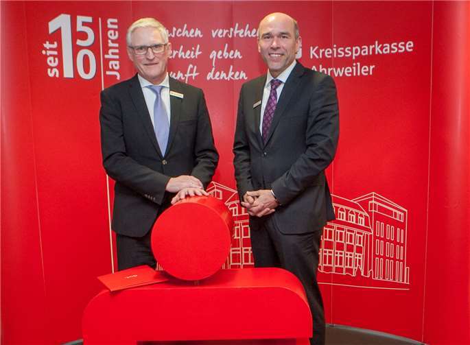 Vorstandsvorsitzender Dieter Zimmermann und Vorstandsmitglied Guido Mombauer freuen sich über ein erfolgreiches Jahr 2017 bei der Kreissparkasse Ahrweiler.JOST