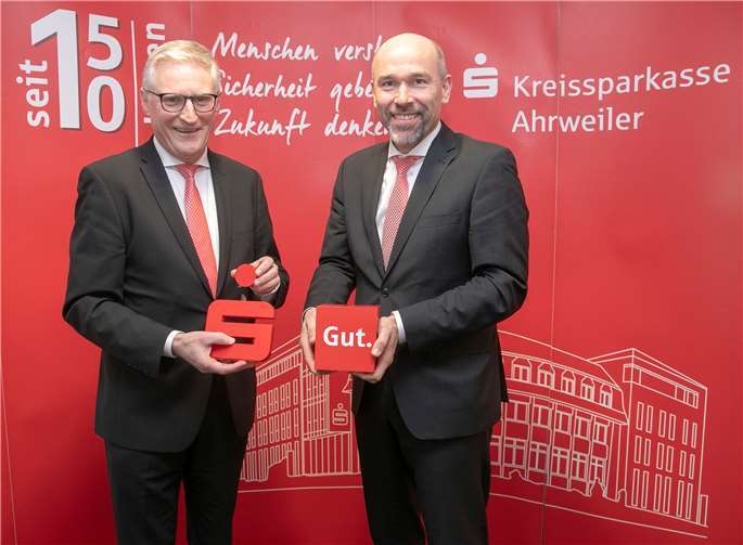 Vorstandsvorsitzender Dieter Zimmermann und Vorstandsmitglied Guido Mombauer freut sich über ein erfolgreiches Jahr 2013 für die Kreissparkasse Ahrweiler. Foto: Jost