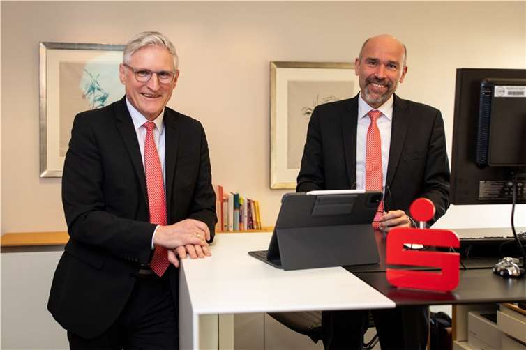 Vorstandsvorsitzender Dieter Zimmermann und Vorstandsmitglied Guido Montabaur präsentierten eine positive Jahresbilanz der Kreissparkasse Ahrweiler für das Geschäftsjahr 2021. Foto: Kreissparkasse Ahrweiler