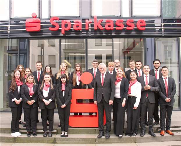 Vorstandsvorsitzender Dieter Zimmermann und Ausbildungsleiterin Lara Fritsche begrüßten 19 junge Menschen bei der Kreissparkasse Ahrweiler.  Foto: Marco Seydel