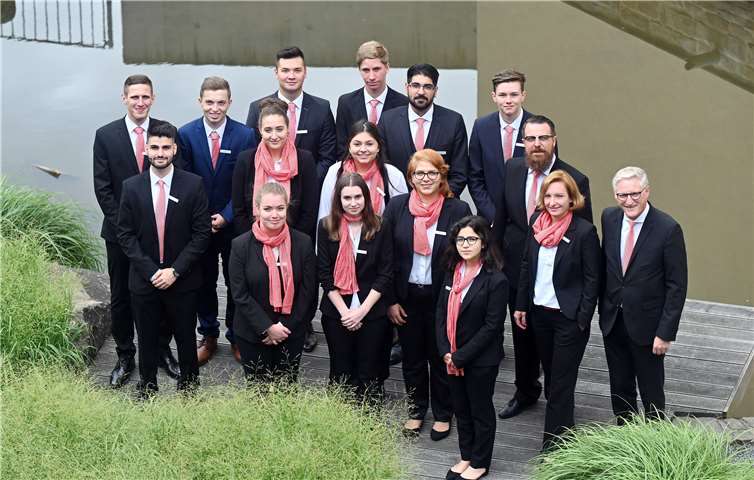 Vorstandsvorsitzender Dieter Zimmermann (vorne rechts), Ausbildungsleiterin Katja Figura (2. v. r.) und Weiterbildungsleiter Michael Bick (hinten rechts) begrüßten 14 junge Menschen bei der Kreissparkasse Ahrweiler.Foto: Kreissparkasse Ahrweiler