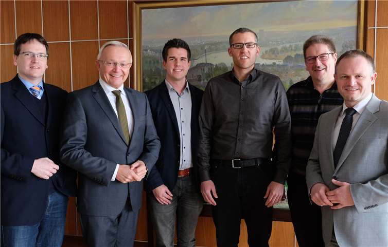 Vorstandsvorsitzender Dr. Alexander Kiel (4.v.l.) und Projektleiter Sven Binder (3.v.l.) stellten sich jetzt Landrat Achim Hallerbach (2.v.l.), Oberbürgermeister Jan Einig (rechts) und den Wirtschaftsförderern Harald Schmillen (links) und Jürgen Müller (2.v.r.) vor.Foto: privat