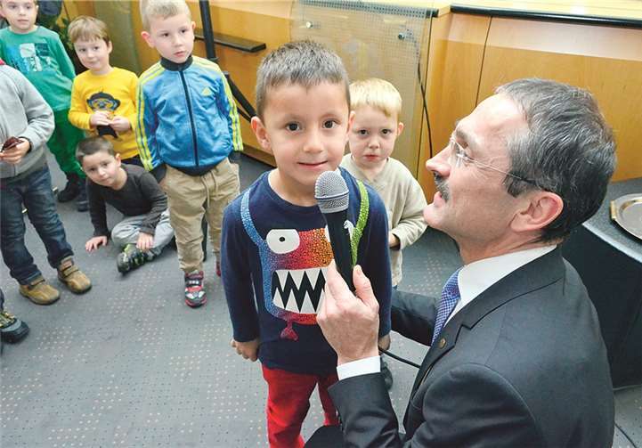 Vorstandsvorsitzender Dr Richard überließ die offizielle Ausstellungseröffnung einem Kind.