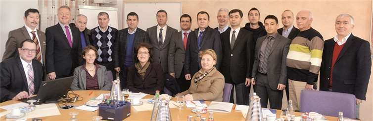 Vorstandsvorsitzender Elmar Schmitz (3.v.l.) und Bereichsleiter Michael Nisius (l.) begrüßen die türkischen Gäste in der Volksbank RheinAhrEifel. privat