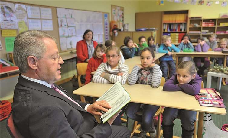 Vorstandsvorsitzender Elmar Schmitz hat den Drittklässlern der Grundschule in Westum vorgelesen. Volksbank RheinAhrEifel