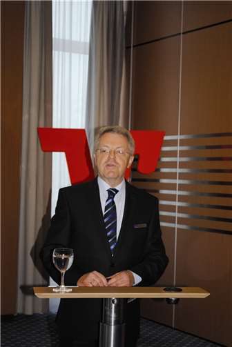 Vorstandsvorsitzender Elmar Schmitz stellte auch das runderneuerte Unternehmensleitbild der Volksbank RheinAhrEifel eG vor.