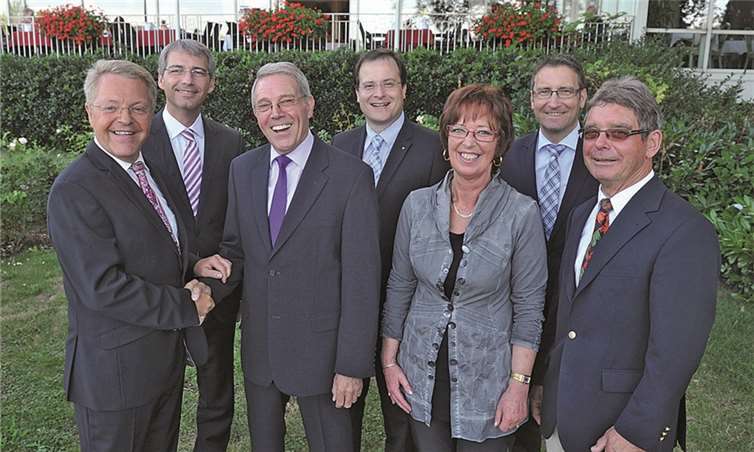 Vorstandsvorsitzender Elmar Schmitz verabschiedet Peter Nett und dankt ihm für seine Leistungen.privat