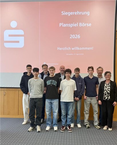 Vorstandsvorsitzender Guido Mombauer gratulierte den Siegerteams aus dem Landkreis Ahrweiler. Foto: Kreissparkasse Ahrweiler