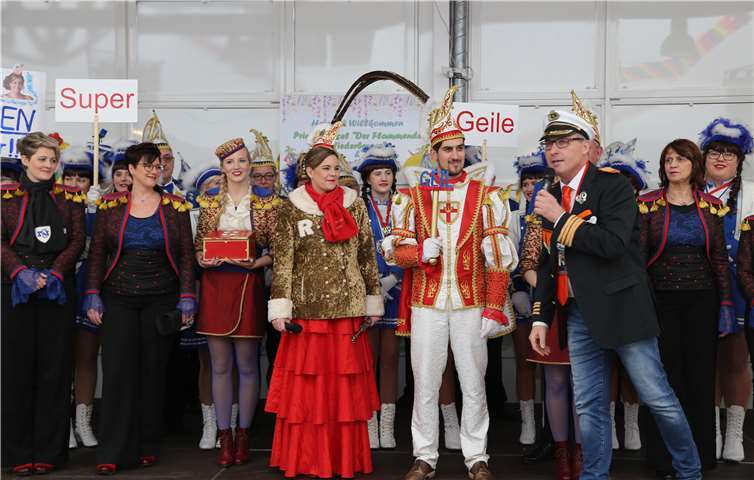 Vorstandsvorsitzender Josef Rönz (rechts) begrüßte Prinz Marcel und Confluentia Rebecca bei der evm. evm