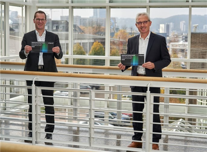 Vorstandsvorsitzender Josef Rönz (rechts) und der Geschäftsführer der Netzgesellschaft, Dr. Andreas Hoffknecht, freuen sich über die Auszeichnung. Foto: Sascha Ditscher/evm