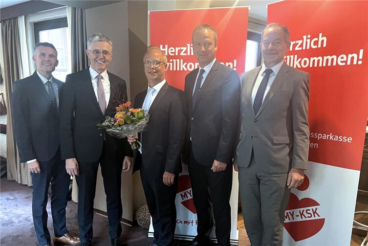 Vorstandsvorsitzender Karl-Josef Esch (2.v.l.) und Vorstandsmitglied Christoph Weitzel (2.v.r.) begrüßen Jochen Siewert (Mitte) als weiteres stellvertretendes Vorstandsmitglied der Kreissparkasse Mayen. Mit dabei die stellvertretenden Vorstandsmitglieder Marco Pung (links) und Michael Kaltz (rechts).Foto: KSK Mayen/ Udo Lohner