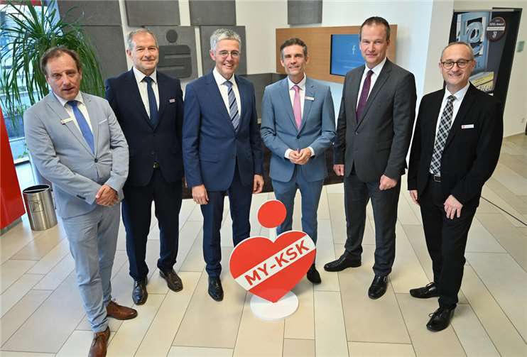 Vorstandsvorsitzender Karl-Josef Esch (3.v.l.) und Vorstandsmitglied Christoph Weitzel (2.v.r.) begrüßen Marco Pung (3.v.r.) als weiteres stellvertretendes Vorstandsmitglied der Kreissparkasse. Mit dabei die stellvertretenden Vorstandsmitglieder Frank Mörsch (links) Michael Kaltz (2.v.l.) und Udo Lohner (rechts). Foto: KSK Mayen/ Ralph Künzel