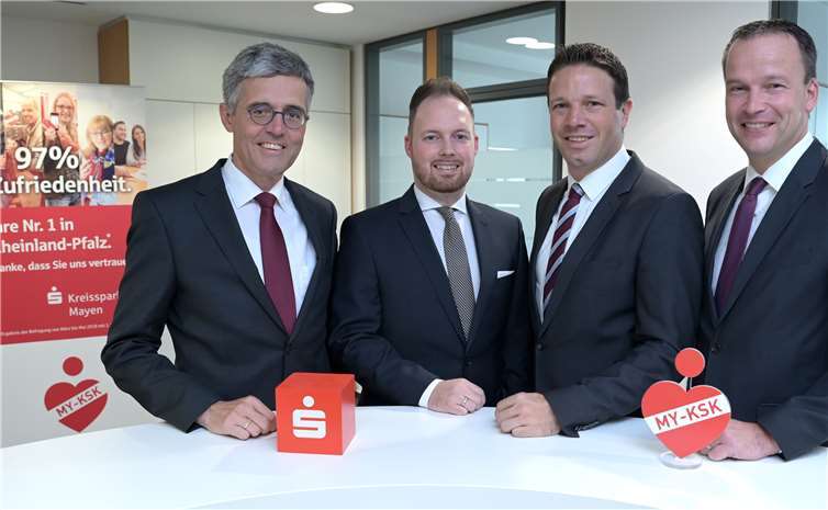 Vorstandsvorsitzender Karl-Josef Esch (links), Vetriebsleiter Stefan Weber (2.v.l.) und Vorstandsmitglied Christoph Weitzel (rechts) gratulieren dem neuen Kollegen Alexander Müller (2.v.r.) zu seiner neuen Aufgabe bei der KSK und wünschen ihm einen erfolgreichen Start. Foto: KSK Mayen