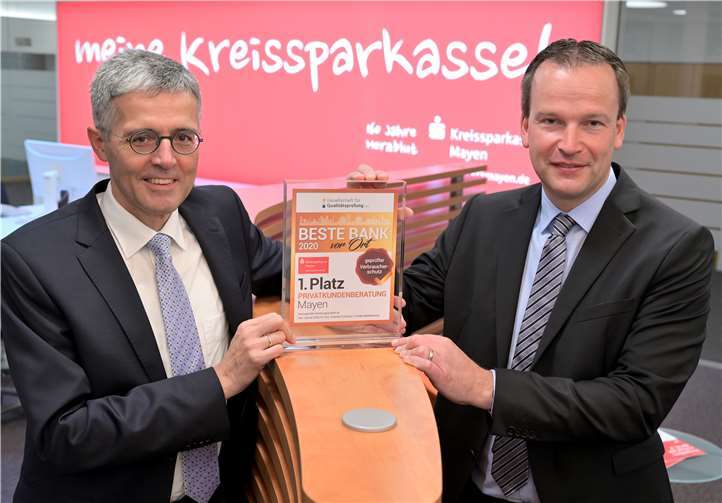 Vorstandsvorsitzender Karl-Josef Esch (links) und Vorstandsmitglied Christoph Weitzel (rechts) freuen sich über die erneute Auszeichnung als „BESTE BANK vor Ort“. Foto: KSK Mayen