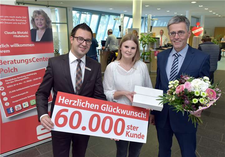 Vorstandsvorsitzender Karl-Josef Esch (r.) und KSK-Kundenberater Martin Steinsiek (l.) hießen die 60.000ste Girokonto-Kundin Stephanie Schupko (m.) willkommen.KSK Mayen