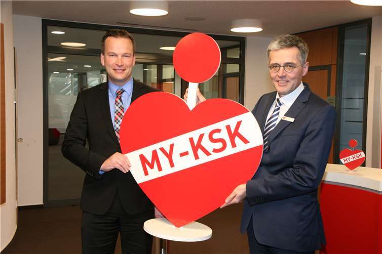 Vorstandsvorsitzender Karl-Josef Esch (r.) und sein Vorstandskollege Christoph Weitzel präsentierten außer den Bilanzzahlen 2017 auch das neu gestaltete Logo der Herzblut-Kampagne.  WE