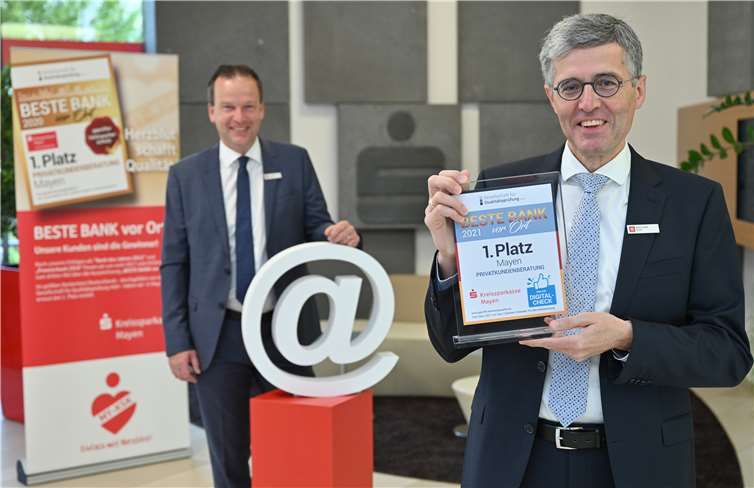Vorstandsvorsitzender Karl-Josef Esch (rechts) und Vorstandsmitglied Christoph Weitzel (links) freuen sich über die erneute Auszeichnung als „BESTE BANK vor Ort“, die diesmal insbesondere die Digitalkompetenz hervorhob.Foto: KSK Mayen/ Ralph Künzel