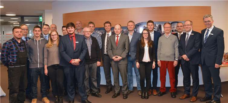 Vorstandsvorsitzender Karl-Josef Esch (rechts) und die Sparkassenmitarbeiter freuen sich über die zahlreichen Kunden, die die KSK-Internetfiliale getestet haben.KSK Mayen