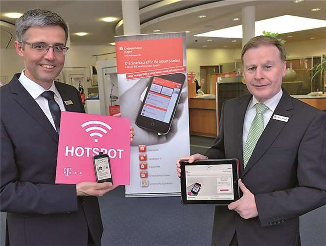 Vorstandsvorsitzender Peter Schaaf (rechts) und Vorstandsmitglied Karl-Josef Esch stellen die neue HotSpot-Anbindung der Kreissparkasse vor:privat