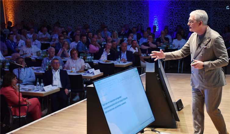 Bei der Vertreterversammlung der VR Bank RheinAhrEifel ging fast alles einstimmig über die Bühne Vorstandsvorsitzender Sascha Monschauer erläuterte den VR Geschäftsbericht von 2024.