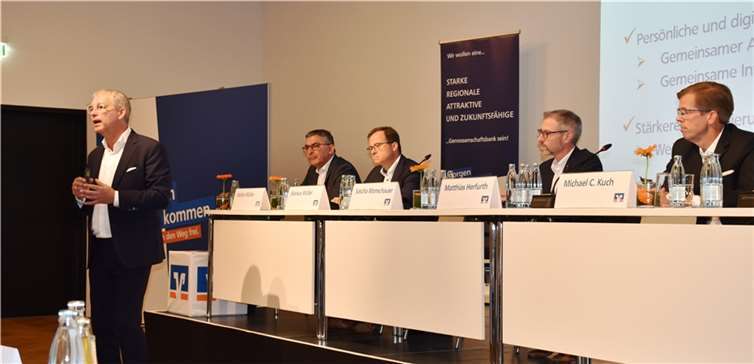 Nicht fusionieren, sondern heiraten Vorstandsvorsitzender Sascha Monschauer (li.) stellte bei einer Pressekonferenz die Bankenhochzeit vor.
