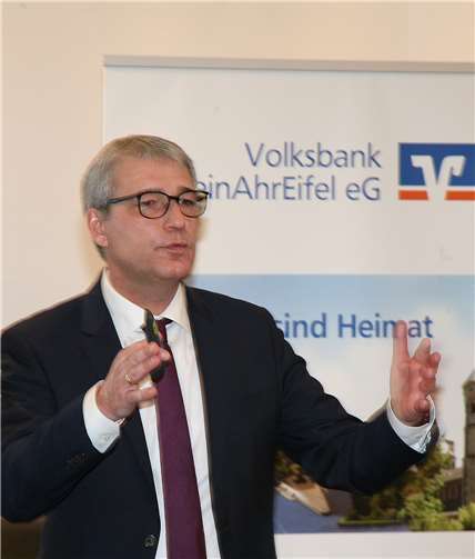 Vorstandsvorsitzender Sascha Monschauer präsentierte und erläuterte die guten Geschäftszahlen 2019 der fusionierten Volksbank RheinAhrEifel. Foto: WE