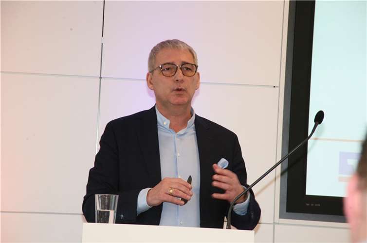 Vorstandsvorsitzender Sascha Monschauer präsentierte und erläuterte die guten Geschäftszahlen 2022 der Volksbank RheinAhrEifel.  Foto: WE