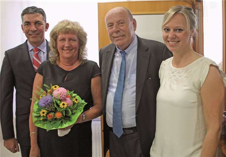 Vorstandsvorsitzender Theodor Winkelmann (2.v.r.) und Vorstand Walter Müller (l.) verabschiedeten Gabriele Volk (2.v.l.) in die Passivphase der Altersteilzeit und wünschten Astrid Israel (r.) einen guten Start in der neuen Funktion.  Erwin Siebenborn
