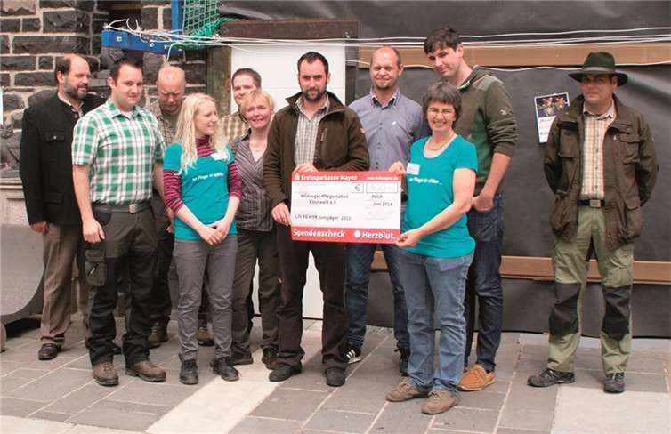 Vorstandsvorsitzender Walter Kemp, die Initiatoren der jungen Jäger Raphael Busenkell, Marlu Senn, Erik Ziesel und Frederic Rausch mit den Damen Andrea Friebe und Dr .med. vet. Anja Baranowsky-Mercier (v.l.n.r.) bei der Scheckübergabe.privat