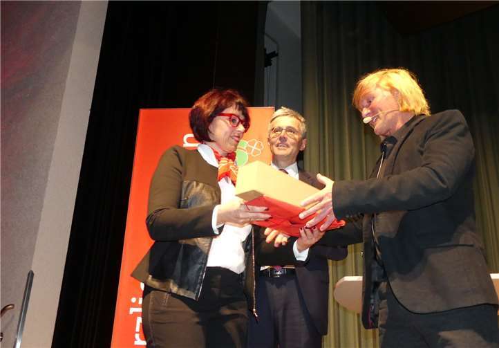 Vorstandsvorsitzender der KSK Mayen Karl-Josef Esch und die Organisatorin des Events, Anja Müller überreichen Andreas Kieling ein Präsent.