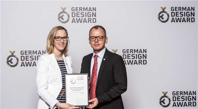 Vorstandsvorsitzender der Kern-Haus AG, Bernhard Sommer, sowie Laura Welling, LeiterinUnternehmenskommunikation der Kern-Haus AG, bei der Preisverleihung.Quelle: Rat für Formgebung/ Foto: Lutz Sternstein