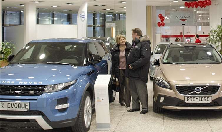 Vorstandsvorsitzender der Sparkasse Koblenz Matthias Nester und Oberbürgermeister Joachim Hofmann-Göttig (v.l.) hatten mächtig Spaß beim Rundgang über die Jubiläumsschau.US
